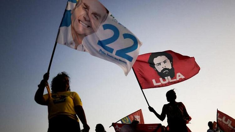 Lula amplía su ventaja sobre Bolsonaro antes de segunda vuelta en Brasil: sondeo