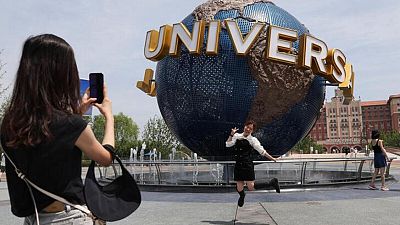 Pekín cierra el Universal Resort y Wuhan confina un distrito por el COVID