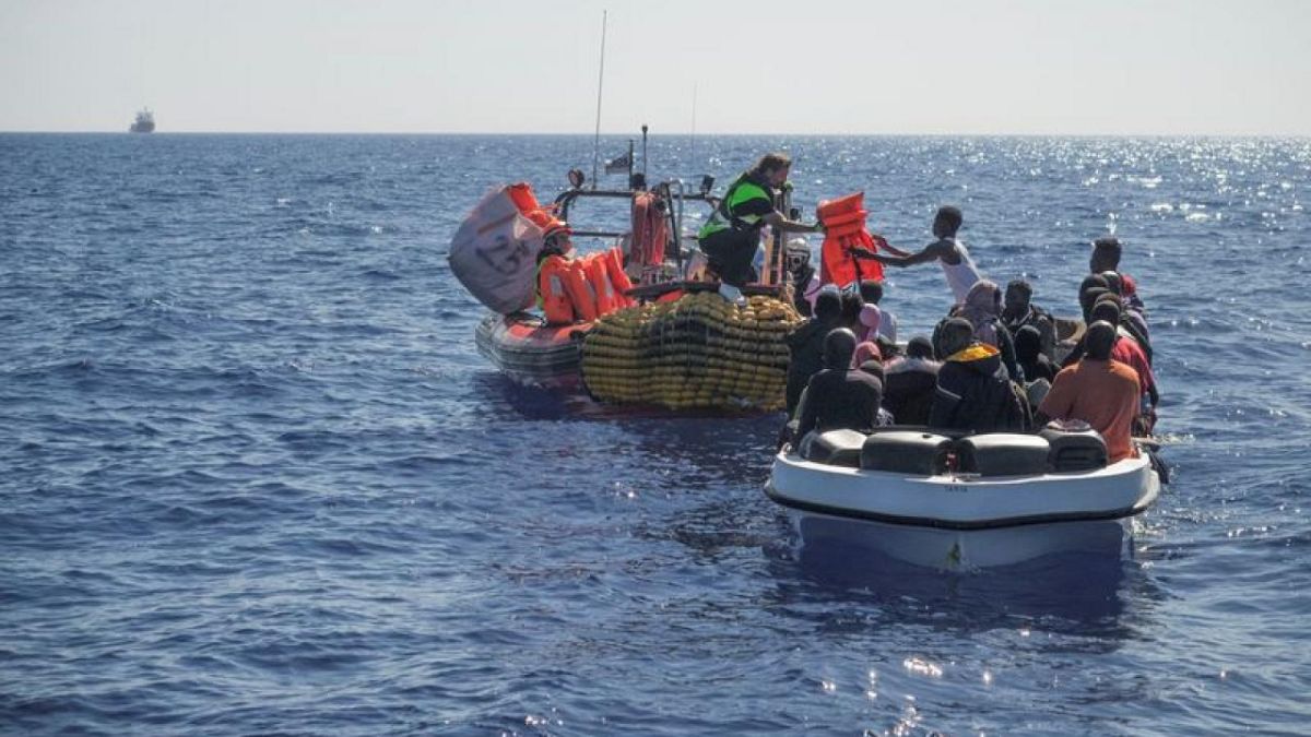 قوارب مهاجرين غير نظاميين في المتوسط