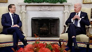 الرئيس الأمريكي جو بايدن أثناء استقباله نظيره الإسرائيلي إسحق هرتزوغ في واشنطن. 2022/10/26