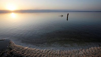 وسط تحذيرات من جفافه.. انحسار مياه البحر الميت يخلف تلالا من الملح