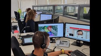 Pistoia, infermiere dà istruzioni a presenti in attesa ambulanza Pistoia, infermiere dà istruzioni a presenti in attesa ambulanza