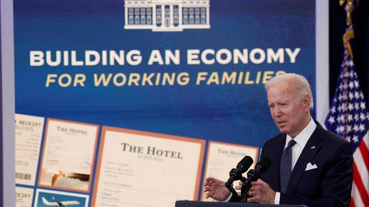 Crecimiento del tercer trimestre en EEUU muestra que recuperación económica "sigue avanzando": Biden