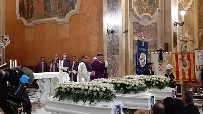 Applausi e commozione a funerali.Nonna, soccorsi in ritardo Applausi e commozione a funerali.Nonna, soccorsi in ritardo