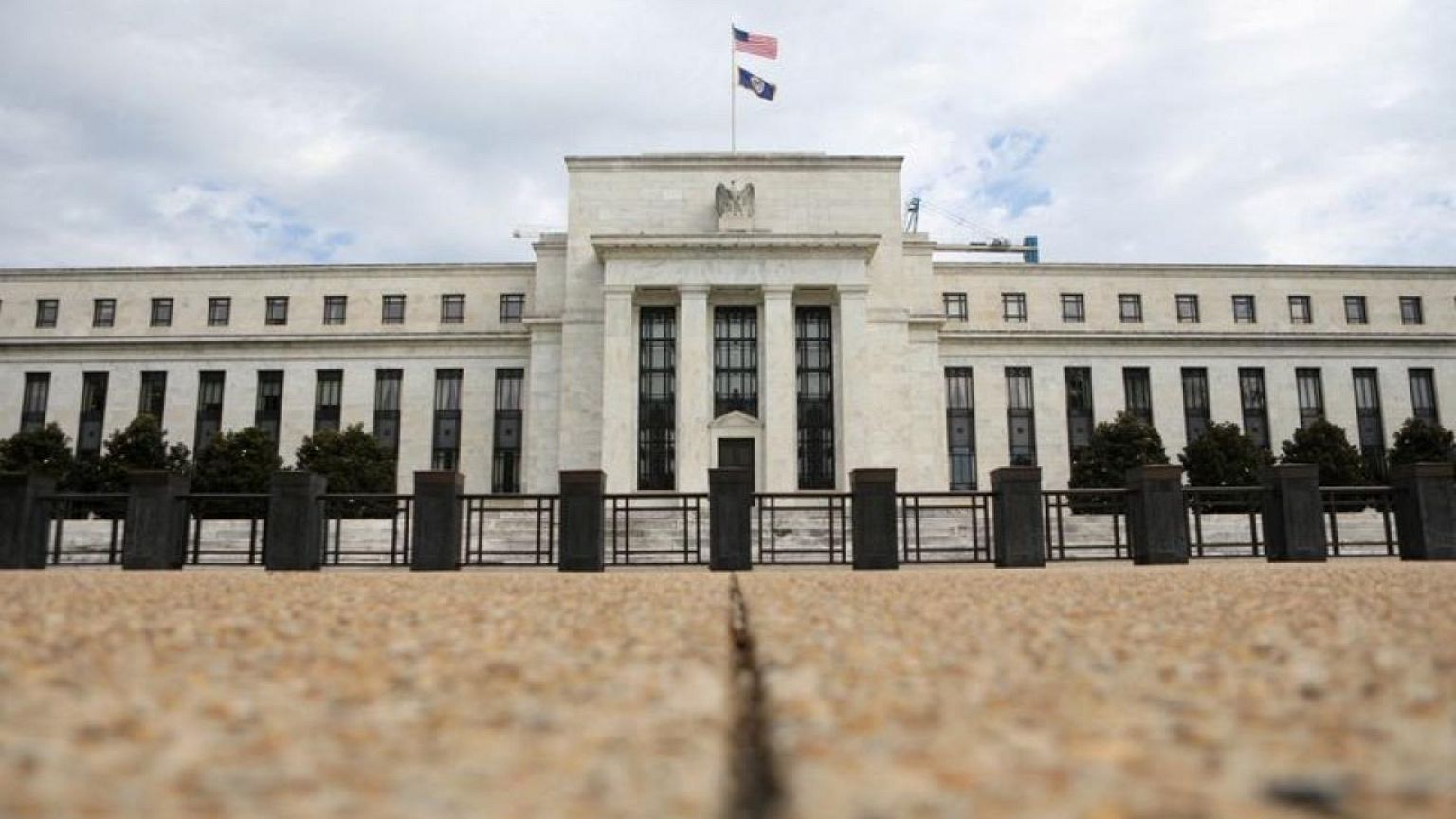 Subida de tasas de 75 puntos básicos todavía está sobre la mesa, dice Collins de la Fed