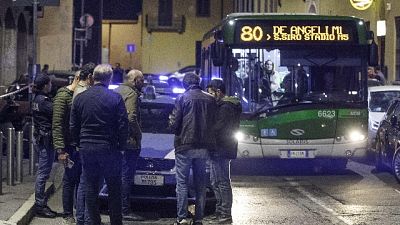 Sparati cinque colpi pistola sotto la sua casa, colpito da due Sparati cinque colpi pistola sotto la sua casa, colpito da due