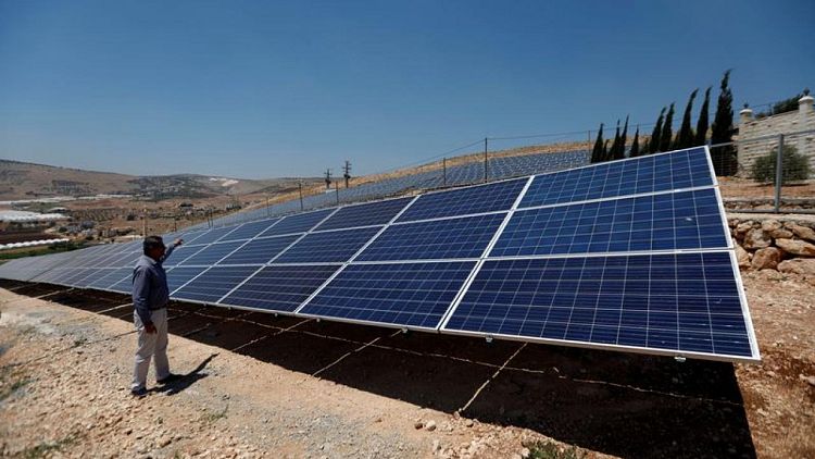 الفلسطينيون يسعون لزيادة مساهمة الطاقة الشمسية في إنتاج الكهرباء