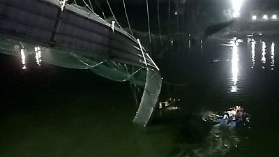 Más de 80 muertos en la India por el derrumbe de un puente repleto de turistas