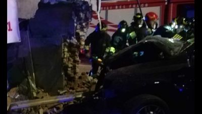 Sulla via Emilia a Reggio, lo schianto contro una casa