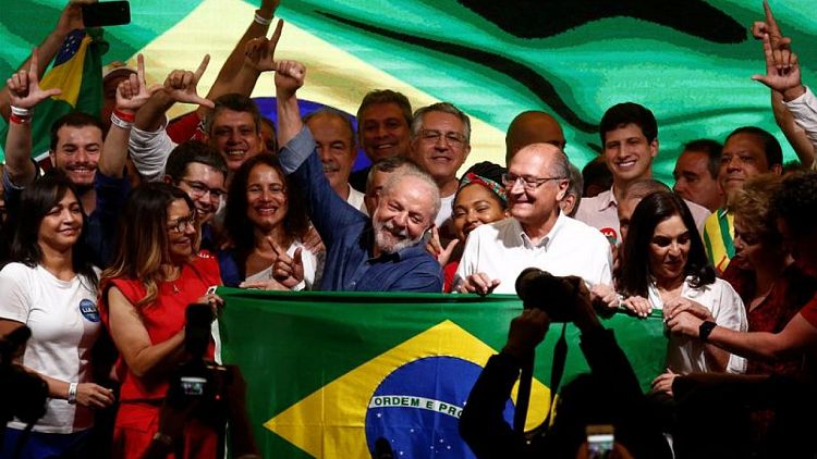 Lula promete unir a un Brasil dividido y buscar un comercio mundial justo