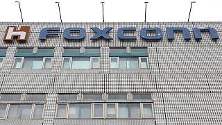 Foxconn, proveedor de Apple, dice que está trabajando para reanudar la producción en China lo antes posible