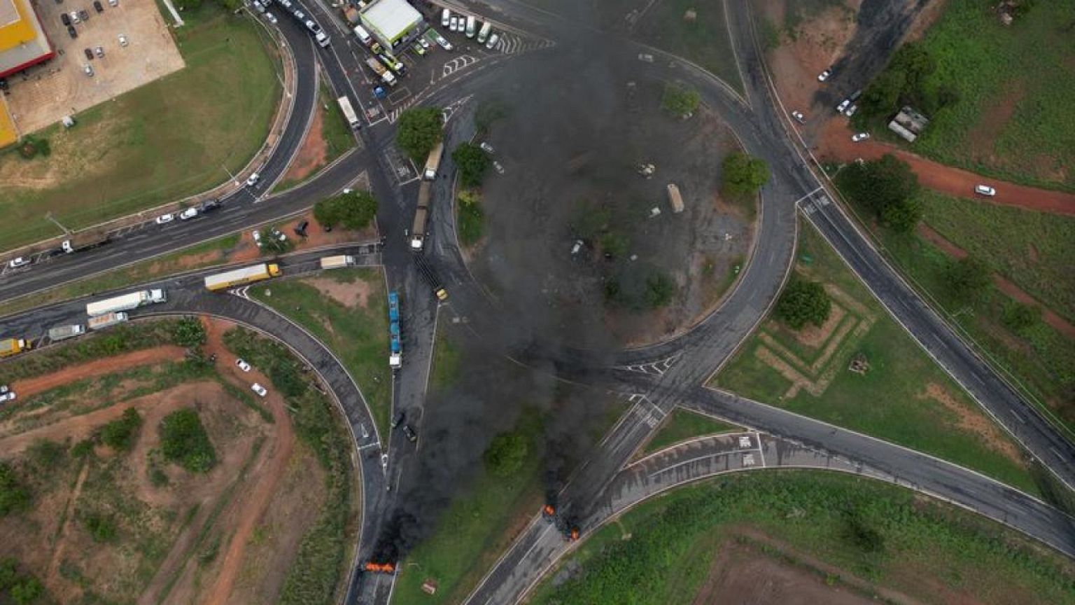 Aumentan los bloqueos de camioneros en Brasil tras la derrota electoral de Bolsonaro