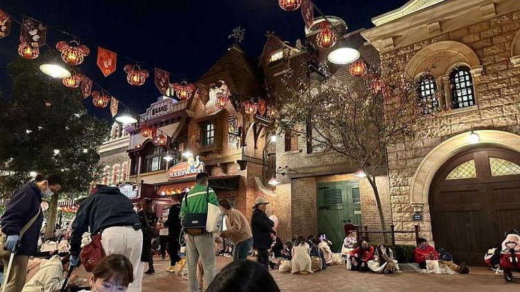 Visitantes de Shanghai Disney deben quedarse bajo confinamiento, Foxconn aumenta las primas
