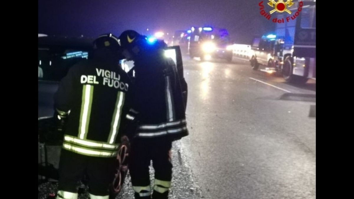 Scontro tra tre auto in A4, due morti e un ferito | Euronews