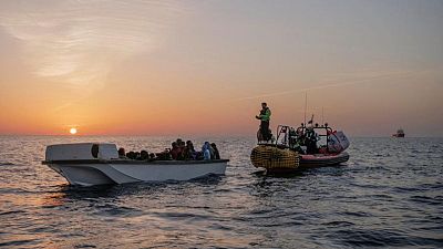إيطاليا تسمح للقُصر والمرضى بمغادرة سفينة تحمل مهاجرين
