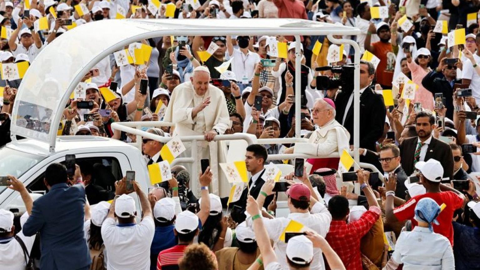 El papa Francisco emociona a la pequeña comunidad católica del Golfo con una gran misa