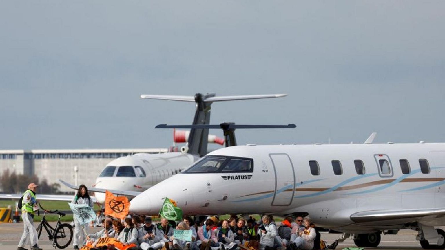 Activistas del clima bloquean a aviones privados en aeropuerto Schiphol de Ámsterdam