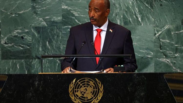 البرهان يردد هتاف "العسكر للثكنات" خلال مراسم توقيع الاتفاق الإطاري في السودان