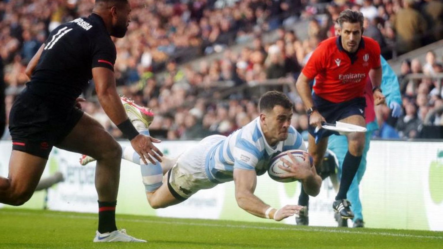 Rugby-Argentina stun England 30-29 at Twickenham