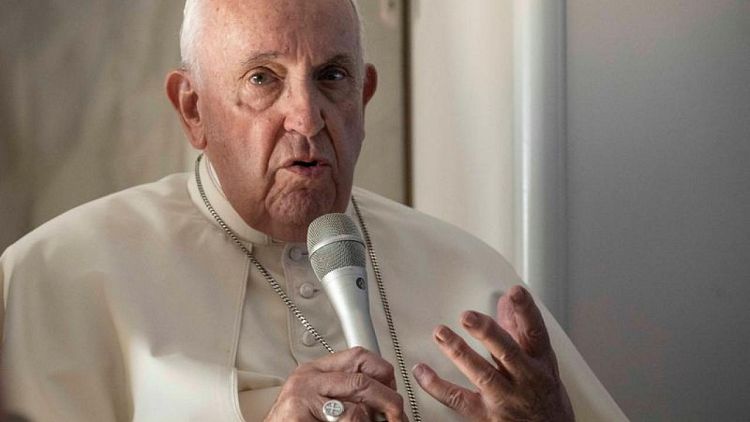 El Papa dice que la lucha por los derechos de la mujer es una "batalla continua" y condena la mutilación