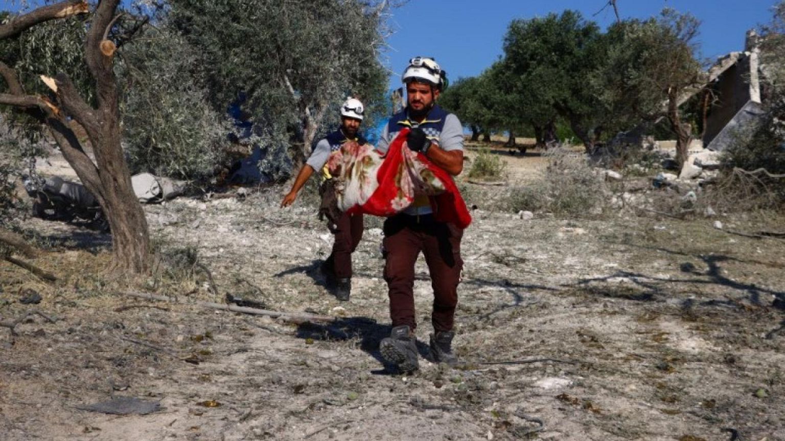 Ataques aéreos rusos cerca de ciudad siria de Idlib dejan al menos 9 muertos, dicen socorristas