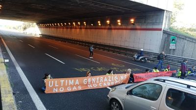 Protesta all'uscita 1, intervengono le forze dell'ordine Protesta all'uscita 1, intervengono le forze dell'ordine