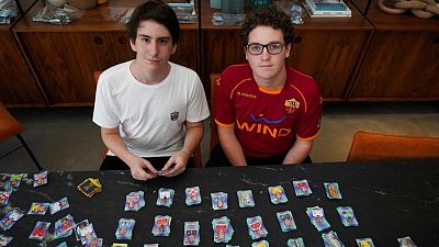 Adolescentes brasileños ponen la moda de los cromos del Mundial al alcance de los niños pobres Adolescentes brasileños ponen la moda de los cromos del Mundial al alcance de los niños pobres