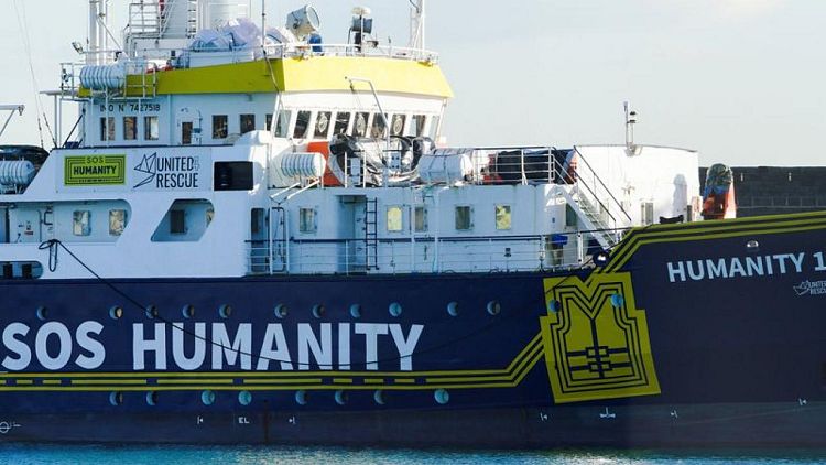 مسؤول ألماني: المهاجرون ينبغي أن يتمكنوا من مغادرة سفينة قبالة سواحل إيطاليا