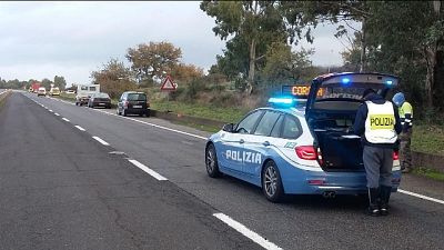 Era sceso dall'auto per sistemare un carrello Era sceso dall'auto per sistemare un carrello