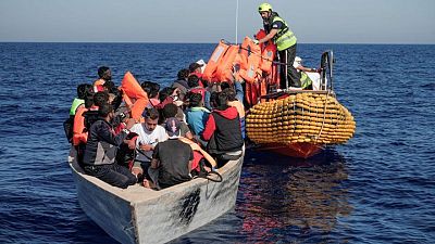 El barco de migrantes rechazado por Italia atraca en Francia