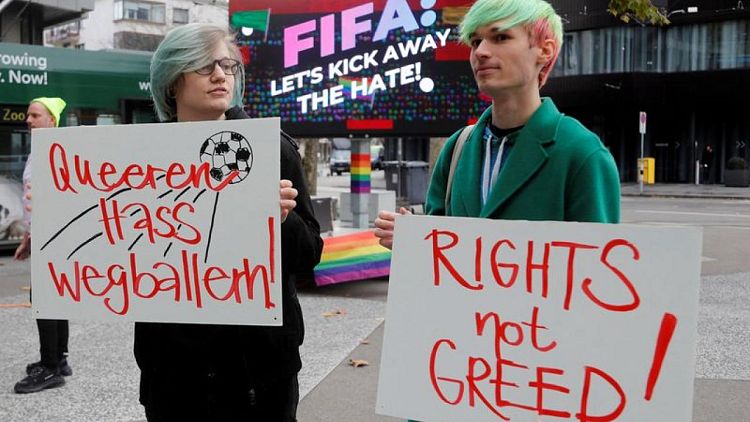 Activistas LGBT protestan en el Museo de la FIFA antes del Mundial de Qatar