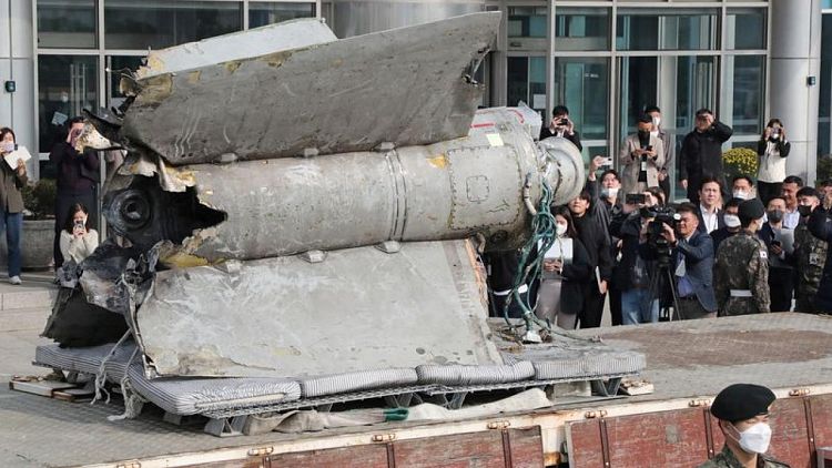 Corea del Norte dispara otro misil mientras el Sur recupera partes de un arma soviética