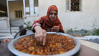 مزارعو التمور في غزة يعانون بعد أن أضر الطقس السيء بالحصاد