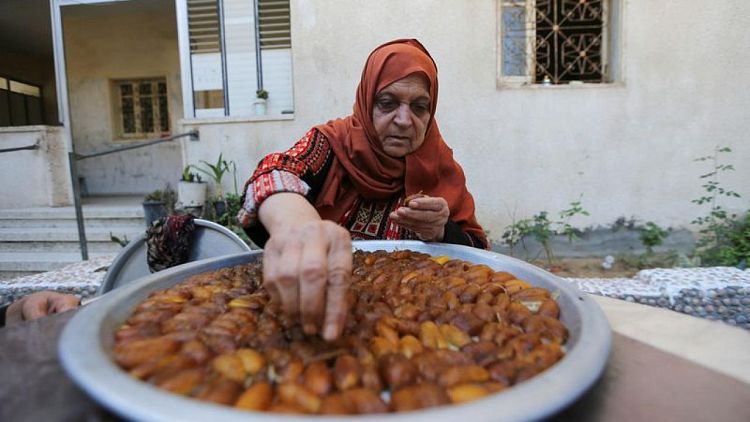 مزارعو التمور في غزة يعانون بعد أن أضر الطقس السيء بالحصاد