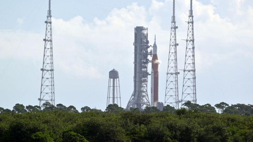 El cohete de la luna nueva de la NASA probado por vientos huracanados en la plataforma de lanzamiento de Florida