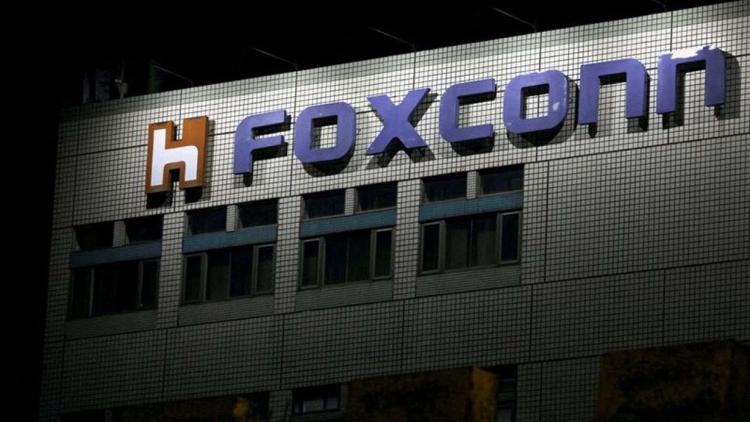 Stick-wielding men smash surveillance cameras at China iPhone plant