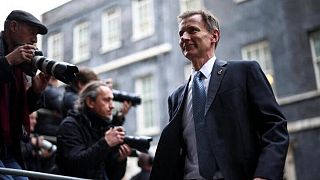 Reino Unido debe subir impuestos y recortar gasto, dice ministro de Economía antes del presupuesto