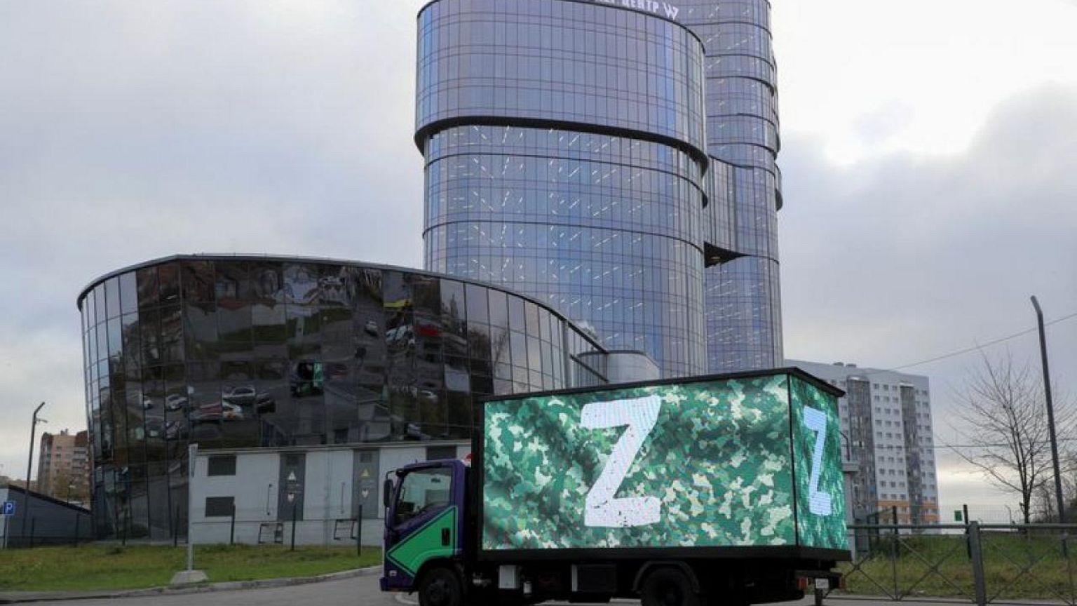 Sledgehammer execution of Russian mercenary who defected to Ukraine shown on video