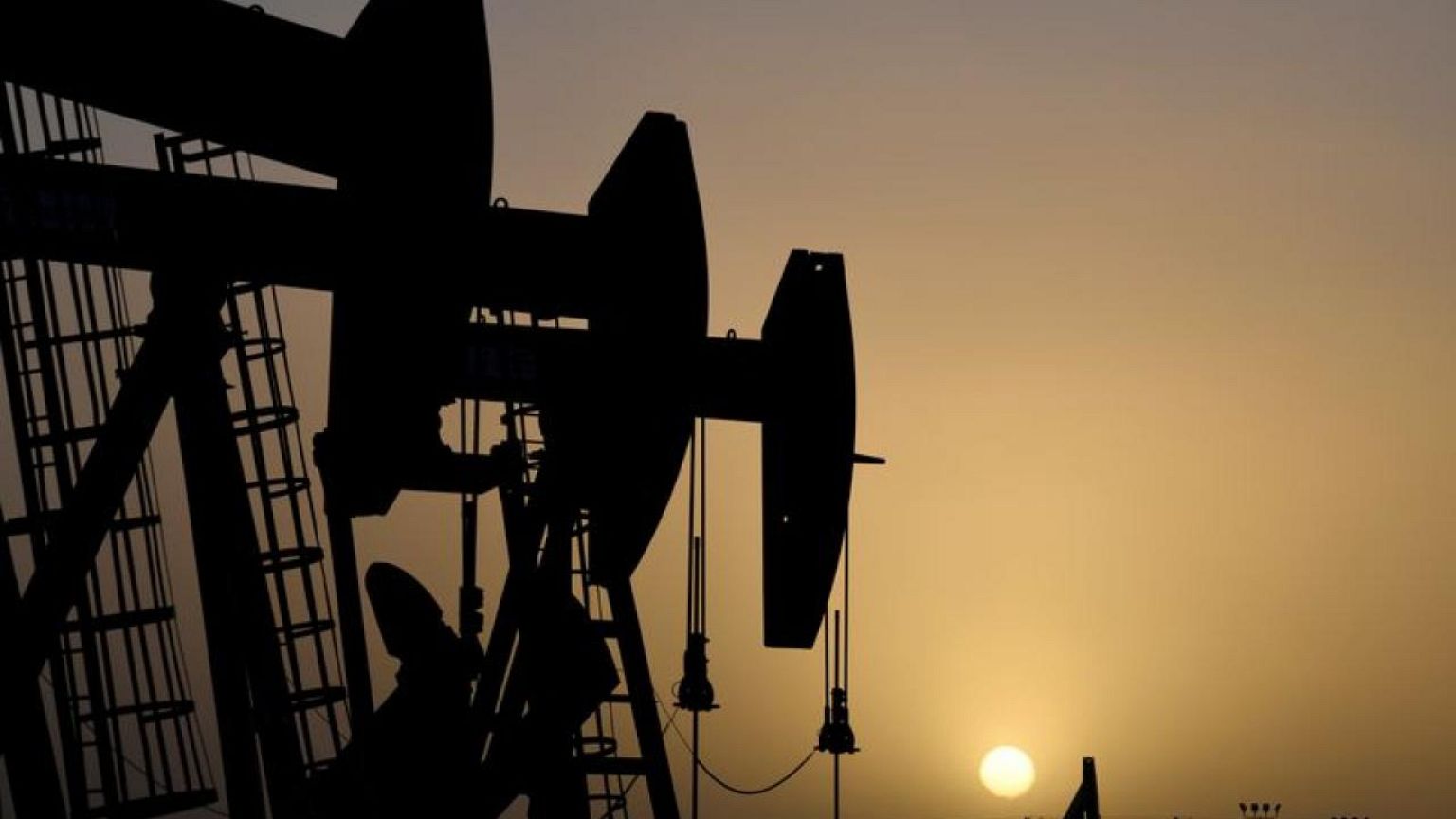 Petróleo repunta tras caída de las existencias de combustibles de EEUU