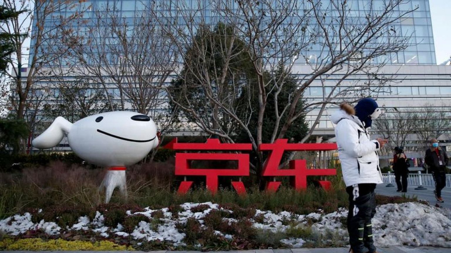 JD.com to cut senior executives salaries by 10-20%