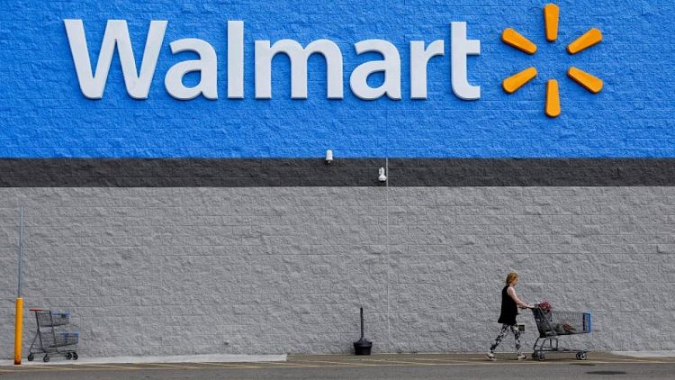 Walmart prevé una menor caída de ganancias anuales, anuncia recompra de acciones