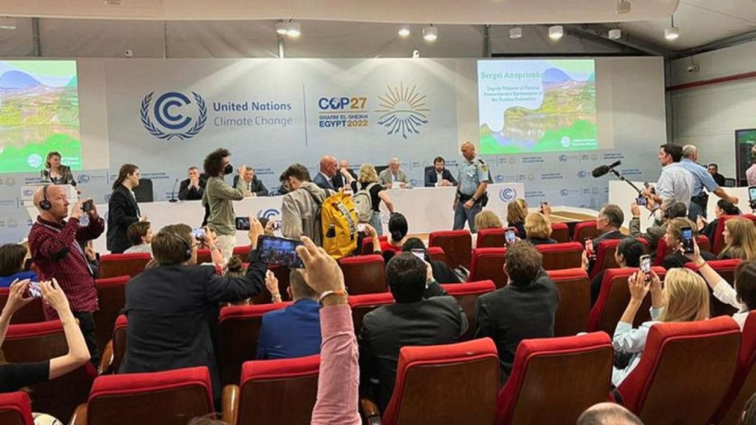 Un grupo de manifestantes interrumpe el acto de Rusia en la COP27