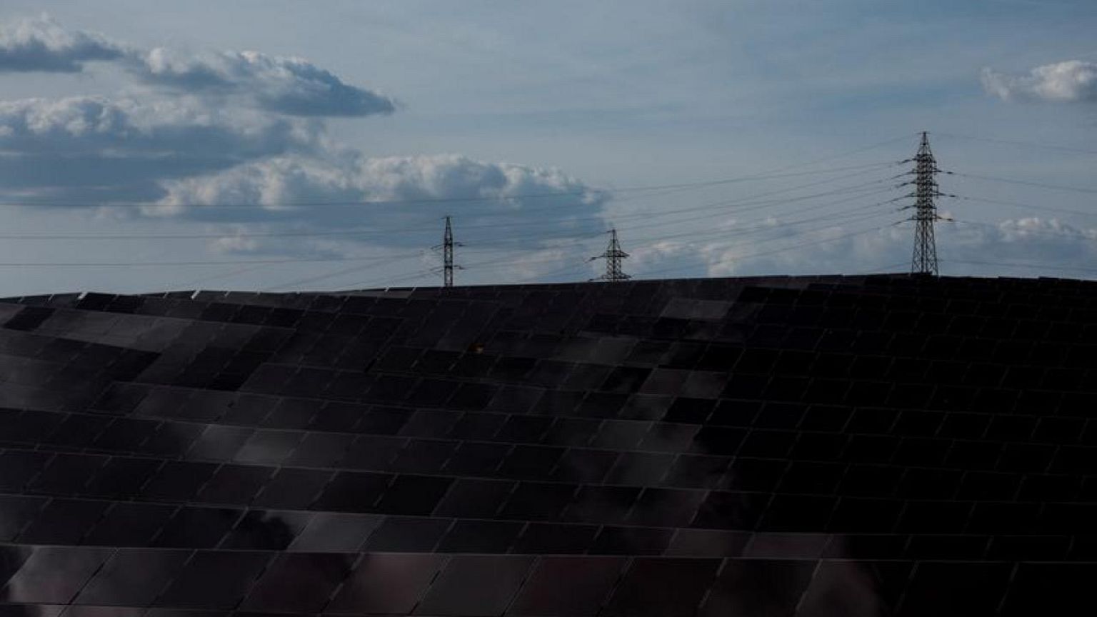 La ley del impuesto extraordinario a las energéticas en España excluirá las actividades reguladas