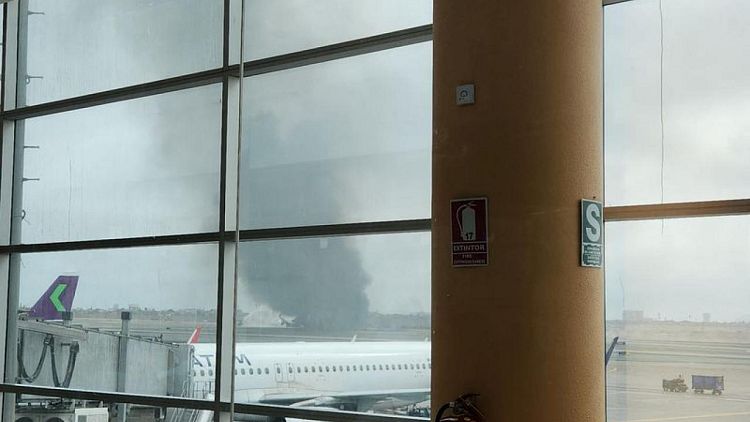 طائرة ركاب تصطدم بعربة إطفاء على مدرج مطار في عاصمة بيرو ومقتل اثنين