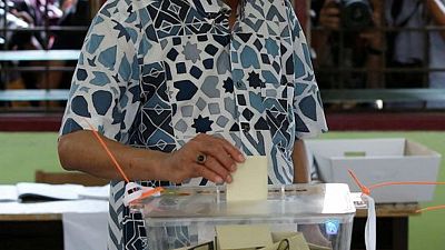الماليزيون يدلون بأصواتهم في انتخابات عامة وتوقعات بتصدر أنور سباقا محتدما