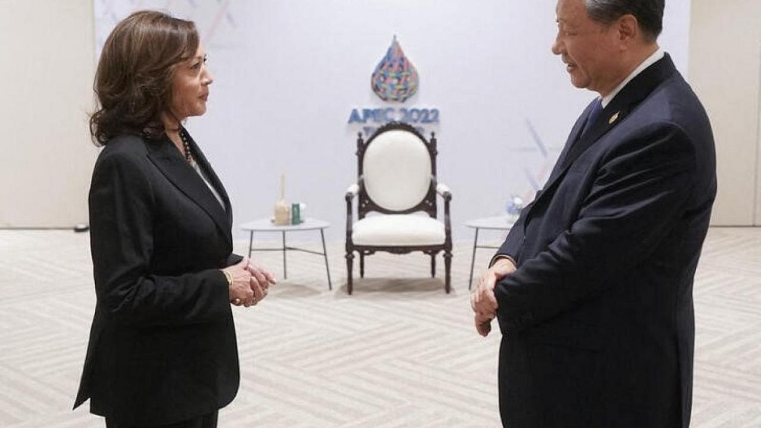 Vicepresidenta de EEUU se reúne brevemente con líder chino en cumbre APEC