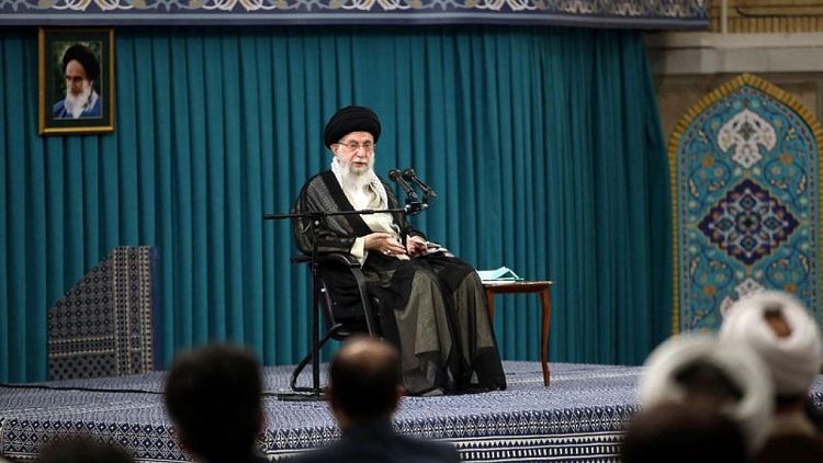 Líder supremo Irán dice que "enemigos" pueden apuntar a trabajadores mientras las protestas arrecian