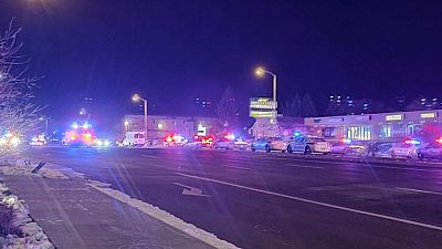 Al menos cinco muertos y 18 heridos en un tiroteo en una discoteca gay de Colorado, dice la policía