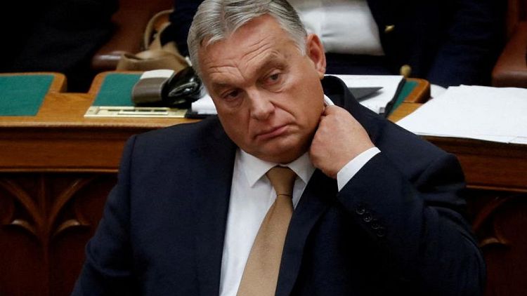 Ucrania protestará por bufanda de Orban que muestra parte de Ucrania como territorio húngaro