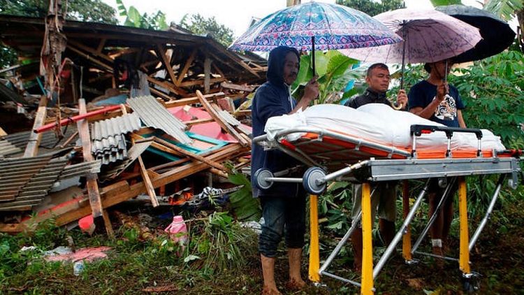 Réplicas y fuertes lluvias dificultan el trabajo de los socorristas del terremoto de Indonesia